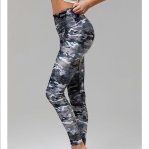 NWT Onzie Highrise Yoga Marble Camo Leggings M/L
